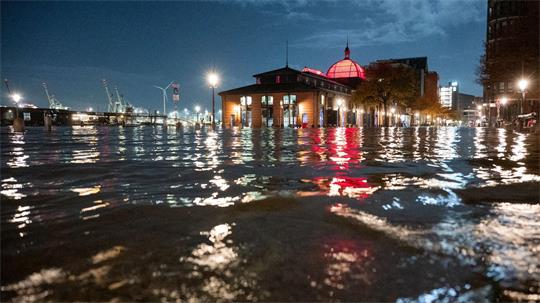 In der Nacht wurde bereits der Hamburger Fischmarkt überspült. 