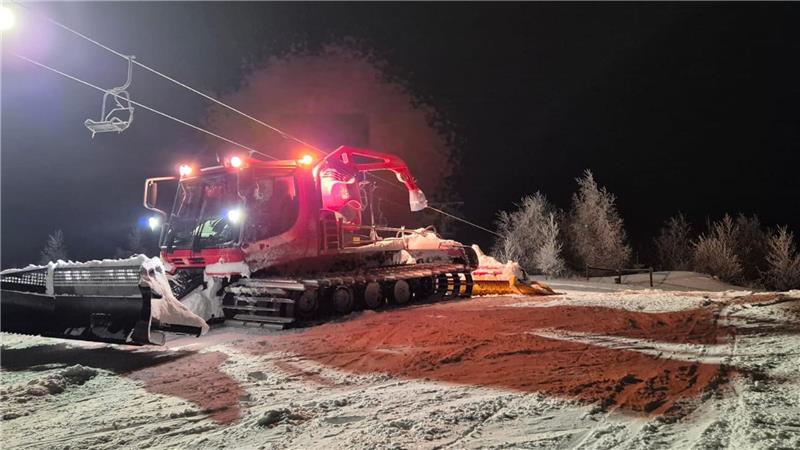 Das Foto zeigt eine Pistenraupe am Matthias-Schmidt-Berg in der Nacht.