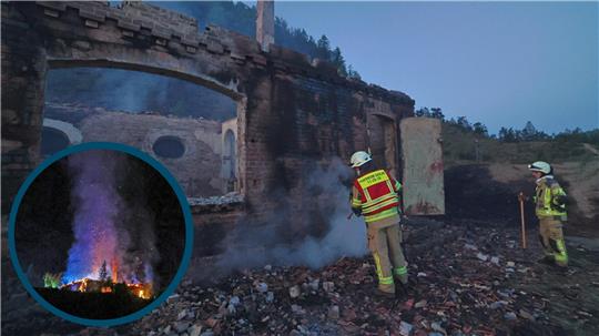 In der Nacht zu Samstag brennt es am Rammelsberg: Die Hütte auf der Blockschutthalde wird ein Raub der Flammen.