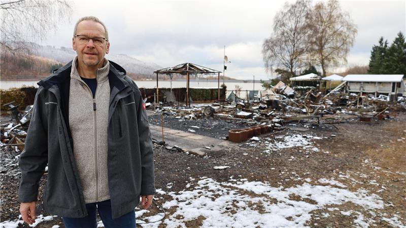 Ralph Opitz, Vorsitzender des Wassersportvereins, steht vor den verbrannten Überresten auf dem Campingplatz.