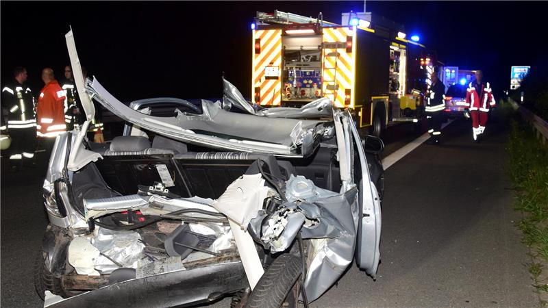 In der Nacht zu Sonntag kam es auf der A 36 bei Schladen zu einem Verkehrsunfall. Die Insassen werden schwer verletzt und müssen aus dem Auto befreit werden.