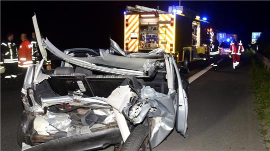 In der Nacht zu Sonntag kam es auf der A 36 bei Schladen zu einem Verkehrsunfall. Die Insassen werden schwer verletzt und müssen aus dem Auto befreit werden.