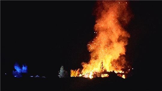In der Nacht zum 17. Mai steht die Hütte in Flammen.