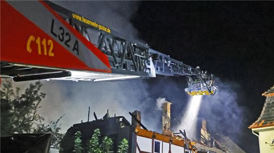 In der Nacht zum 8. August bekämpfen die Goslarer Feuerwehren mit Hilfe aus Bad Harzburg und Osterwieck die Flammen, die an der Vienenburger Lierestraße zwei Häuser zerstören.