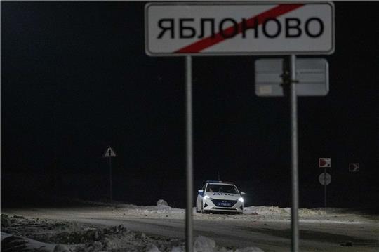 In der Nähe der Absturzstelle des russischen Militärtransportflugzeugs in der Nähe von Jablonowo in der Grenzregion Belgorod ist ein Polizeifahrzeug im Einsatz.