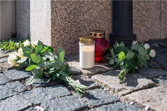 In der Nähe des Kinder- und Jugendhilfezentrums, in dem eine Zehnjährige tot aufgefunden wurde, liegen Blumen und Grablichter.