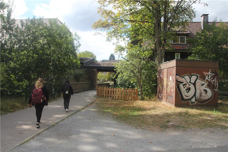 Wohin mit dem Müll der neuen Gaststätten in Braunlage? In der Nähe des Trafo-Häuschens neben der Bode gegenüber des ehemaligen Feuerwehrhauses will Marek Triene den Übersee-Container aufstellen, in dem er fünf kleinere Müllcontainer unterbringen will. Fotos: Eggers