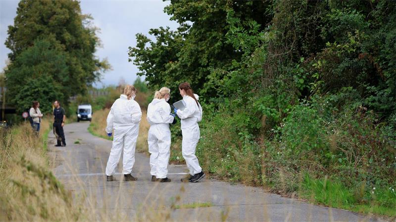 Immer wieder Umspannwerke: Was ist da los? In der Nähe eines Umspannwerks bei Eschweiler durchkämmte die Polizei die Umgebung. Anlass waren Bekennerschreiben, in dem der Ort erwähnt wird.