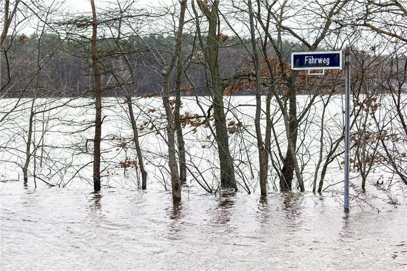 MV hilft Niedersachsen mit Material gegen Flut In der Nähe vom Ortsteil Jeversen der Gemeinde Wietze im Landkreis Celle ist die Aller über die Ufer getreten.
