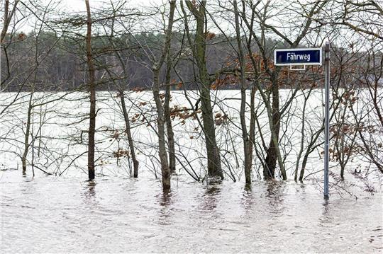 In der Nähe vom Ortsteil Jeversen der Gemeinde Wietze im Landkreis Celle ist die Aller über die Ufer getreten.