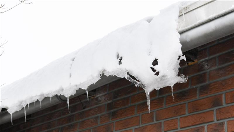 In der Nähe von Häusern sollten Passanten daher aufpassen, Abstand halten und unter verdächtigen Dächern lieber nicht stehenbleiben.
