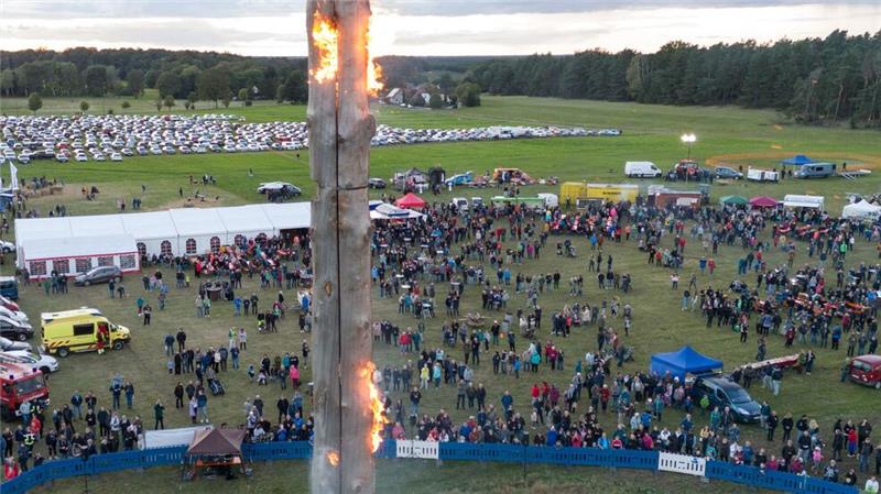 In der Oberlausitz ist mit dem „höchsten brennenden Schwedenfeuer“ ein Rekord aufgestellt worden (Archivfoto).