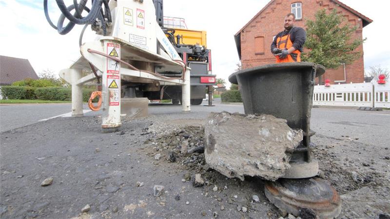 Ortsdurchfahrt von Ostharingen für Bauarbeiten voll gesperrt In der Ostharinger Ortsdurchfahrt künden Fräsarbeiten von der bevorstehenden Sanierung der Fahrbahn.