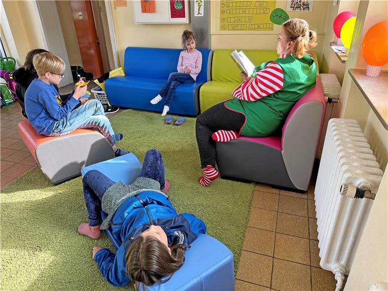 Westerode liest seinen Kindern etwas vor In der Pausenhalle der Schule wird Pippi Langstrumpf von Mandy Grunwald zwar „stationär“ aber in origineller Verkleidung vorgelesen wird. Foto: Schlegel