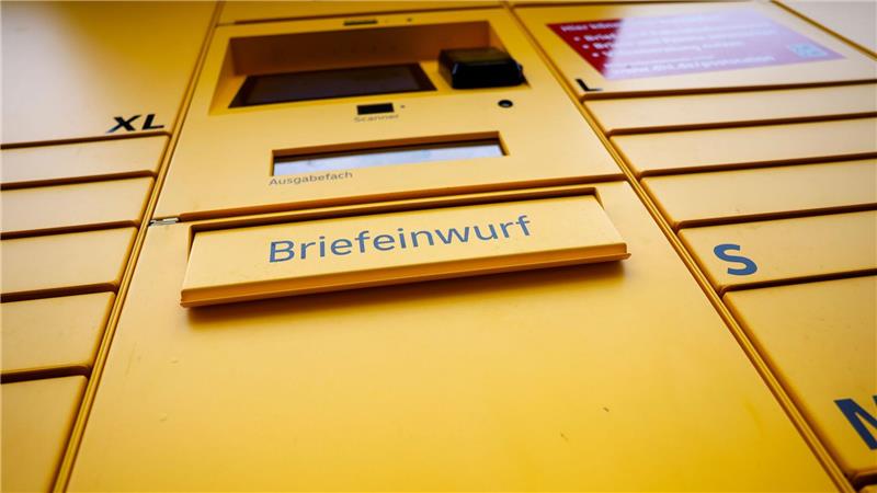 Automat wird zur Postfiliale: Post stellt Hunderte Anträge In der Poststation ist ein Briefkasten integriert und man kann Briefmarken kaufen.