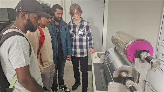 In der Produktionshalle der Firma Plasma Green schauen sich die Besucher die Anlagen an.