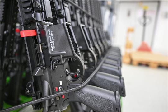 In der Produktionshalle des Waffenherstellers Heckler & Koch in Oberndorf stehen fertige Sturmgewehre vom Typ HK416 F-S aufgereiht.