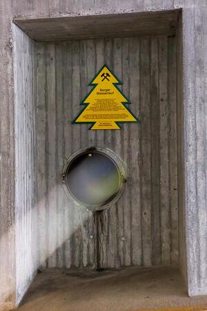 In der Rathaus-Tiefgarage macht ein Bullauge auf ein einzigartiges Relikt aufmerksam.