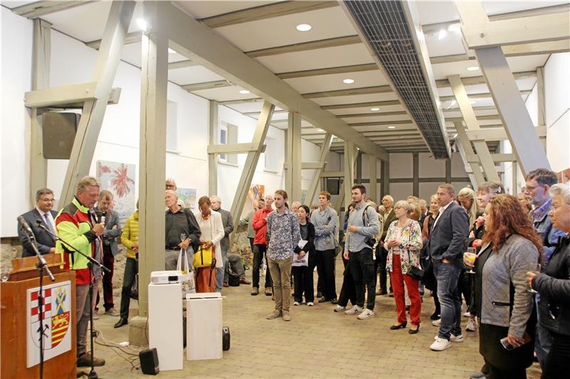 Der Andreas-Preis geht an Leon Friederichs In der Rathausscheune treffen sich am Freitagabend die Ausrichter der Ausstellung „Natur – Mensch“ mit den beteiligten Künstlern, den Mitgliedern der Jury und Vertretern des Regionalverbandes Harz, um die 28. Auflage der Kunstschau zu eröffnen. Niedersachsens Umweltminister Olaf Lies sendet als Schirmherr eine Videobotschaft. Fotos: Nachtweyh