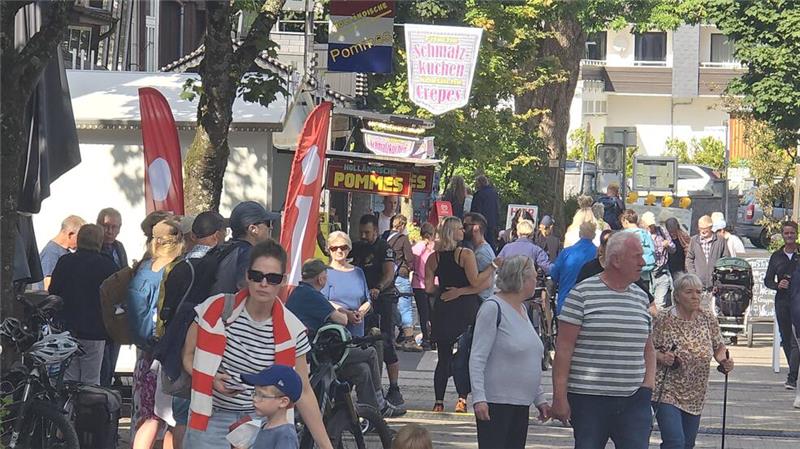 22 Prozent mehr Gäste: Ein goldener Oktober für Hahnenklee In der Rathausstraße herrscht während der Wanderwochen richtig Trubel.
