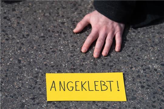 In der Regel kleben sich die Teilnehmer der Protestaktionen an, damit die Räumung länger dauert.