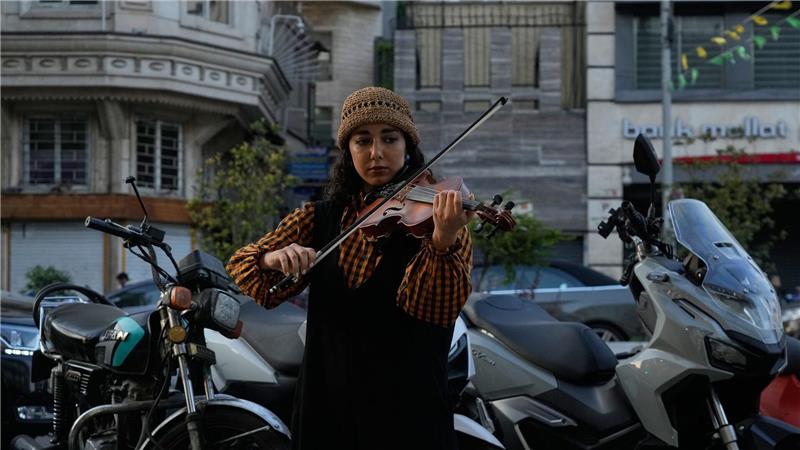 Kommt es zur Wende im Iran-Krieg? In der Region Teheran sind nach iranischen Angaben Menschen nach US-Angriffen verletzt worden. Für viele Menschen geht das Leben trotz des Kriegs weiter.