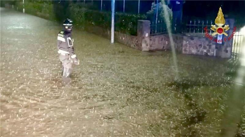 In der Region hatte es in den vergangenen Tagen heftig geregnet. Zahlreiche Straßen sind überschwemmt. Viele Keller stehen unter Wasser. 