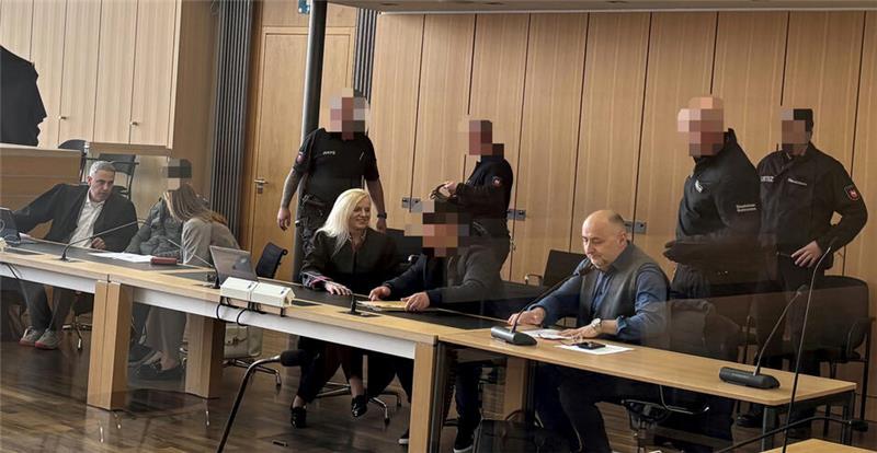 In der Reihe von links: Rechtsanwalt Dimitros Kotios, der 21-jährige Angeklagte, Dolmetscherin und Rechtsanwältin Vijoleta Berisha und der 30-jährige Angeklagte.
