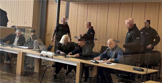 In der Reihe von links: Rechtsanwalt Dimitros Kotios, der 21-jährige Angeklagte, Dolmetscherin und Rechtsanwältin Vijoleta Berisha und der 30-jährige Angeklagte.
