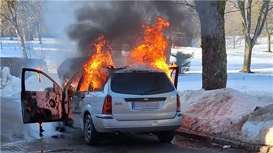 In der Robert-Koch-Straße in Clausthal-Zellerfeld steht am Mittwochvormittag ein Auto im Vollbrand.