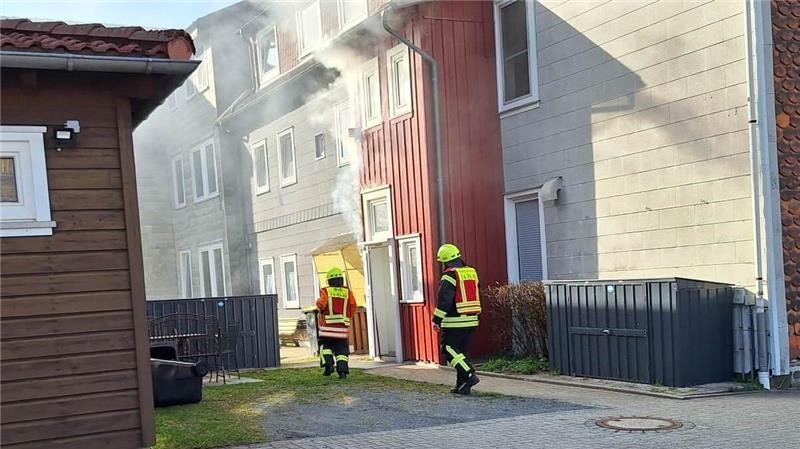 In der Rollstraße qualmt und brennt am Samstag ein Wohnhaus. Die Feuerwehr verhindert durch schnelles Eingreifen Schlimmeres.