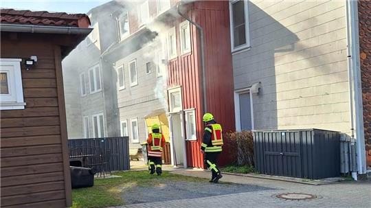 In der Rollstraße qualmt und brennt am Samstag ein Wohnhaus. Die Feuerwehr verhindert durch schnelles Eingreifen Schlimmeres.