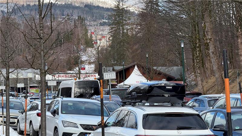 Das Foto zeigt den voll besetzten Großparkplatz im Winter mit dem Aussichtsturm auf dem Wurmberg im Hintergrund.