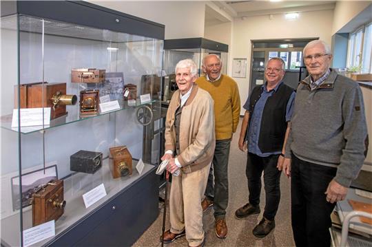 In der Sammlung der Historischen Kameras im Stadtarchiv Goslar, von links: Dieter Jacob, Klaus Appelt, Ulrich Albers und Volker Jacob. Foto: Schenk