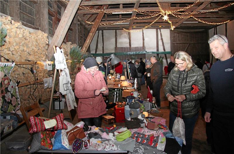 Advent in der Hütte und Weihnachtsmärkte locken In der Scheune in Werlaburgdorf können die Besucher viele schöne handgemachte Dinge anschauen und kaufen.
