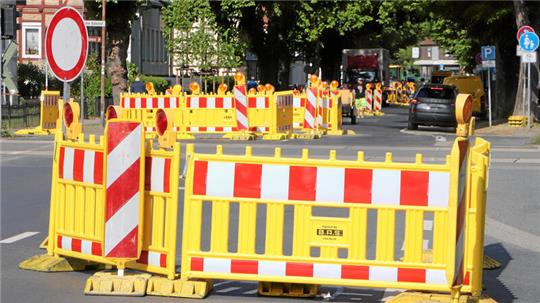 In der Schladener Bahnhofstraße erneuert die AWS derzeit Schachtabdeckungen.