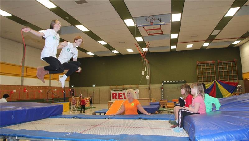 Weihnachtsturnen als Spaß für die ganze Familie In der Schladener Sporthalle genießen die Kinder das Turnen an der aufgebauten Gerätelandschaft des MTV Jahn Schladen und haben beim gemeinsamen Spielen ihren Spaß. Foto: Hohaus