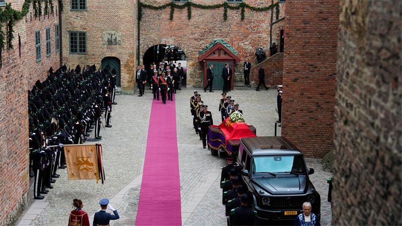 „Takk“: Tränenreicher Abschied von König Harald in Oslo In der Schlosskirche der Festung Akershus befindet sich das königliche Mausoleum, in dem Harald kurz darauf beigesetzt werden sollte.