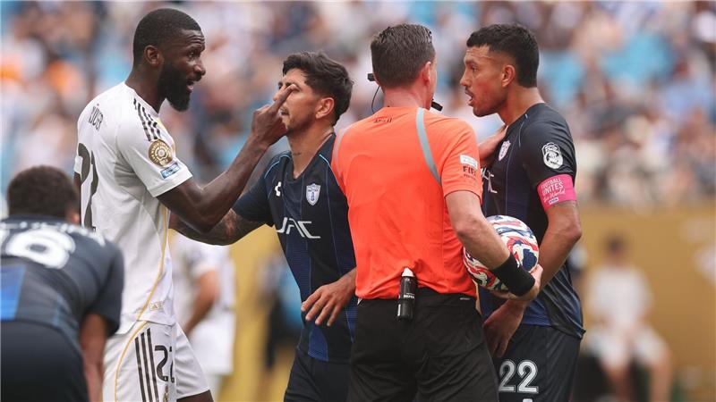 Nach Rassismus-Vorwurf: FIFA ermittelt gegen Rüdiger-Gegner In der Schlussphase ging es zwischen Antonio Rüdiger (l) und Gustavo Cabral (r) hitzig zu.