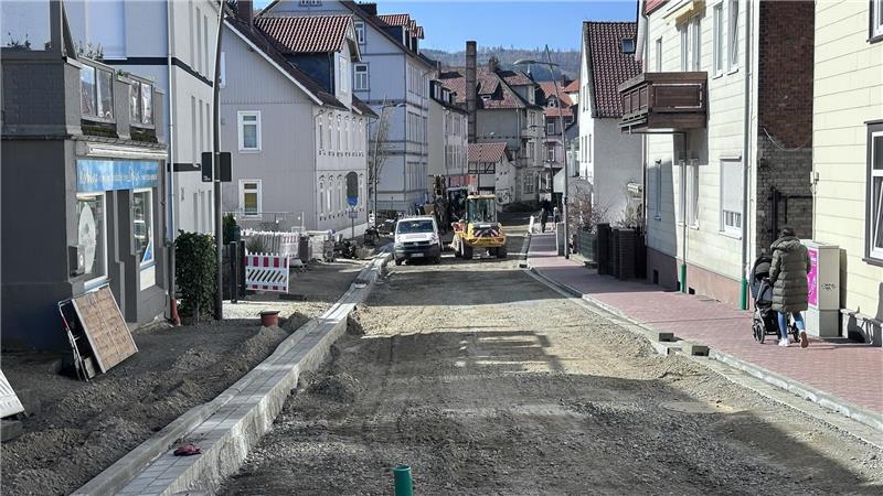 Wie steht es um die zwei großen Bad Harzburger Straßenbaustellen? In der Schmiedestraße ist auch der zweite Gehweg im Entstehen.