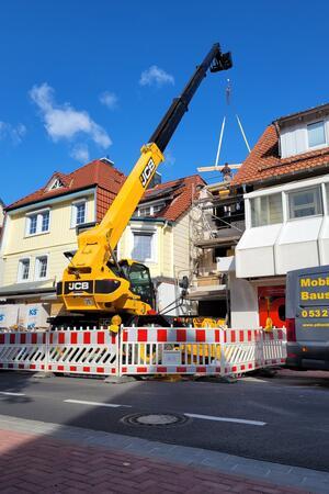 Bad Harzburg: Hier entstehen derzeit Wohnungen und Straßen In der Schmiedestraße sanieren gleich mehrere Eigentümer ihre Häuser. An einer Stelle wird – hier zu sehen – ein Aufzugsturm errichtet.
