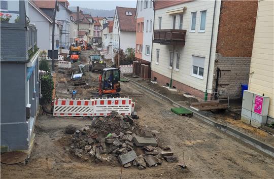 In der Schmiedestraße wird nach wie vor und trotz Regenwetters emsig gearbeitet. Die Borde für die neuen Gehwege sind zum Teil bereits gesetzt. Feuerwehrleitern können aktuell jedoch nicht aufgestellt werden.