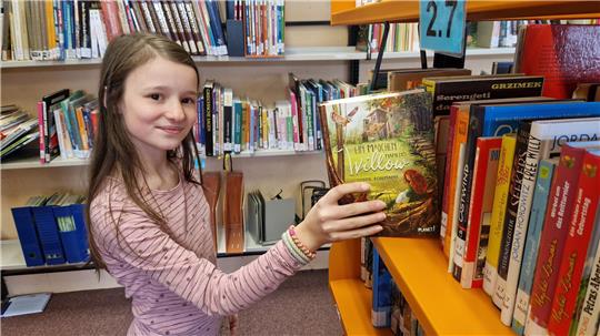In der Schulbibliothek hält sich die Leseratte Johanna Jütte gern auf. Das Buch „Ein Mädchen namens Willow“ steht aktuell auf ihrer Favoritenliste weit oben.