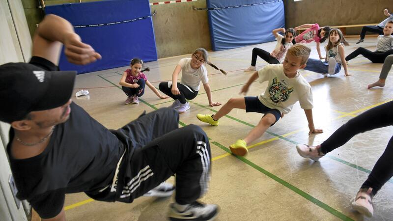 Projekt bringt 263 Kinder der Goslarer Goetheschule in Bewegung In der Schule wurde auch Breakdance geübt.