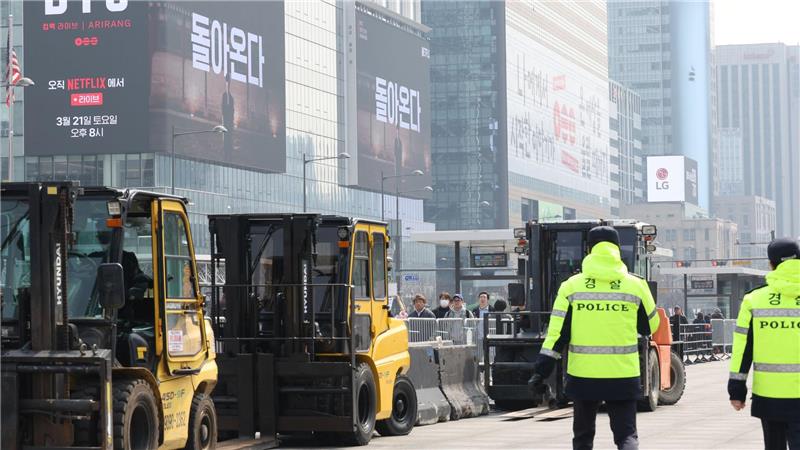 In der Seouler Innenstadt kleben auf etlichen Hochhäusern riesige Werbeplakate für das BTS-Comeback.