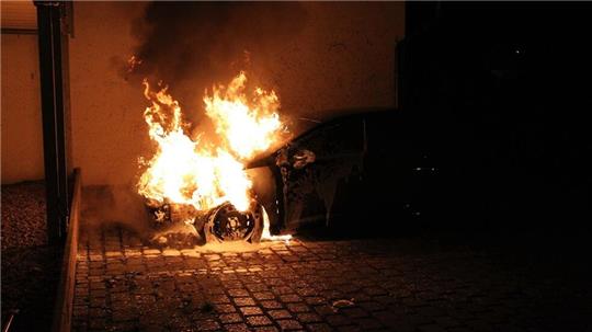 In der Silvesternacht brennen in Deutschland etwa 1.000 Autos - so viel wie sonst in einem Monat. (Symbolbild)