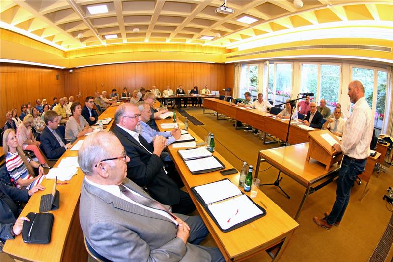 Bad Harzburger SPD-Gruppe möchte Bürgerfragen zulassen In der Sitzung des Rates im Juli 2019 wird darüber diskutiert, ob Bürgerfragen (hier hat gerade Klaus Marwede aus Westerode eine) auch weiterhin spontan gestellt werden dürfen. Das wird abgelehnt. Nun soll die Mitsprache sogar noch ausgebaut werden. Archivfoto: Schlegel