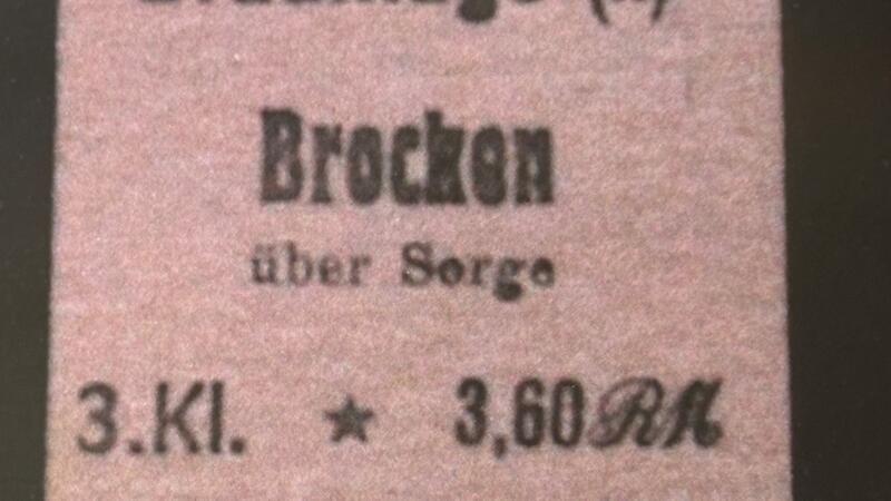 In der Sonderausstellung zu 125 Jahre Südharzeisenbahn im Heimat- und Skimuseum ist auch eine Fahrkarte zu sehen, mit der vor mehr als 80 Jahren von Braunlage direkt auf den Brocken gefahren werden konnte.