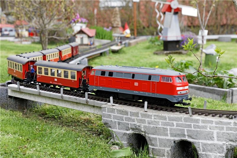 In der Sorge fahren Züge über eine fantasievoll angelegte Eisenbahnstrecke, die sich gut in das Gesamtbild des Gartens einfindet. Fotos: Hörseljau