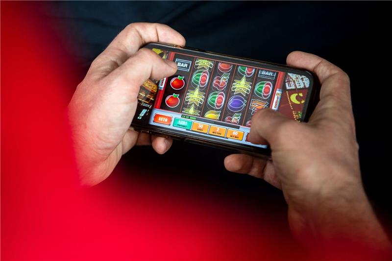 Glücksspiel: Viele Spieler lassen sich selbst sperren In der Sperrdatei eingetragenen Menschen wird unter anderem der Zutritt zu Casinos, Spielbanken oder Spielhallen verwehrt.